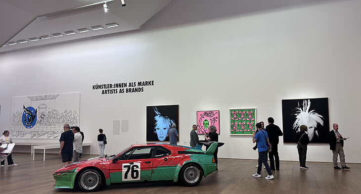 u.a. das BMW ART CAR ist zu sehen in der Ausstellung "Andy Warhol & Keith Haring. Party of Life" vom 28. Juni 2024 bis 26. Januar 2025 im Untergeschoss des Museum Brandhorst (©Foto: Martin Schmitz)